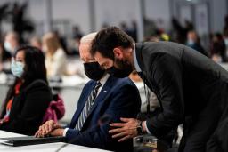 <p>　ＣＯＰ２６で側近に話し掛けられるバイデン米大統領＝１日、英グラスゴー（ロイター＝共同）</p>