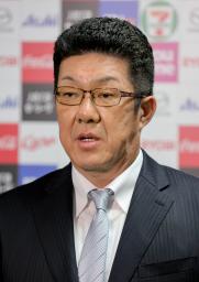 <p>　オーナー報告を終え、取材に応じる広島の佐々岡監督＝２日、マツダスタジアム（代表撮影）</p>