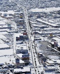 <p>　大雪による渋滞が続く福井市内の国道８号線＝１月</p>