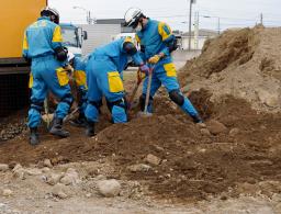 <p>　土砂を取り除く訓練をする県警の機動隊員＝２日午後、富山市</p>