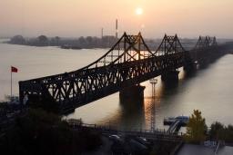 <p>　中国・丹東（手前）と北朝鮮新義州を結ぶ中朝友誼橋＝１日（共同）</p>