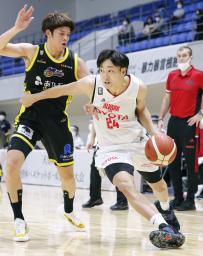 <p>　Ａ東京―香川　第４クオーター、攻め込むＡ東京・田中（右）＝アリーナ立川立飛</p>