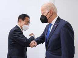 <p>　英グラスゴーでバイデン米大統領（右）と対面し、あいさつを交わす岸田首相＝２日（内閣広報室提供）</p>