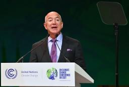 <p>　ＣＯＰ２６で演説するジェフ・ベゾス氏＝２日、英グラスゴー（ロイター＝共同）</p>