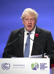 <p>　２日、英グラスゴーで記者会見するジョンソン英首相（ゲッティ＝共同）</p>
