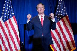 <p>　３日、集会に到着した米バージニア州知事選の共和党候補グレン・ヤンキン氏＝同州シャンティリー（ＡＰ＝共同）</p>