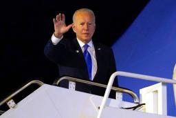 <p>　ＣＯＰ２６への出席を終え、米大統領専用機に乗り込むバイデン大統領＝２日、英エディンバラ（ＡＰ＝共同）</p>