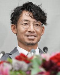 <p>　引退会見で笑顔を見せるロッテの鳥谷敬内野手＝３日、ＺＯＺＯマリン</p>