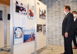 <p>　被害者の写真などを紹介するパネル展を見学する、拉致被害者の地村保志さん＝３日午後、福井県高浜町</p>