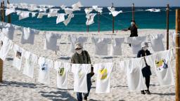 <p>　和歌山県白浜町で始まった「白良浜ｄｅひらひらＴシャツアート展」＝３日午後</p>