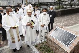 <p>　川口基督教会で行われた「大阪の近代教育発祥の地」の記念碑の除幕式＝３日午前、大阪市</p>