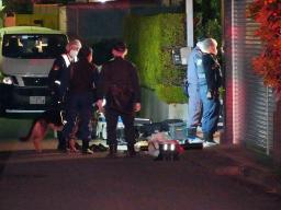 <p>　女性が刺された現場付近を調べる千葉県警の捜査員ら＝２日夜、千葉県成田市</p>