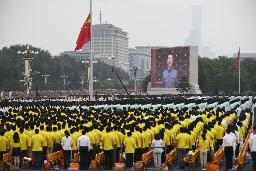 <p>　７月、中国共産党創建１００年を記念する祝賀大会で大型スクリーンに映し出された党総書記の習近平国家主席と掲揚される国旗＝北京の天安門広場（共同）</p>
