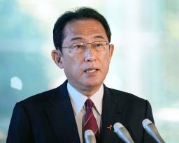 <p>　記者団の取材に応じる岸田首相＝４日午前、首相官邸</p>