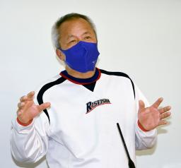<p>　来年４月から東洋大姫路の硬式野球部監督に就任する、履正社の岡田龍生監督＝４日、大阪府茨木市</p>
