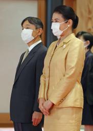 <p>　文化功労者と面会される天皇、皇后両陛下＝４日午後、宮殿・松風の間</p>