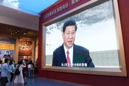 <p>　中国共産党歴史展覧館の大型画面に映された習近平党総書記＝６月、北京（共同）</p>