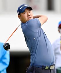 <p>　第１日、１番でティーショットを放つ薗田峻輔。７アンダーで首位＝ＡＢＣ・ＧＣ</p>