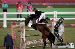 <p>　８月、東京五輪の近代五種で馬術に臨むドイツのアニカ・シュロイ。コーチが馬をたたき、資格剥奪となる事件につながった。（ロイター＝共同）</p>