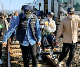<p>　津波避難訓練で列車から車いすを降ろし、高台へ避難させる消防隊員ら＝５日午前、和歌山県広川町</p>