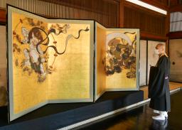 <p>　原本を所有する建仁寺に奉納された「風神雷神図屏風」の精巧な複製＝５日午前、京都市</p>