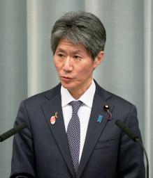 <p>　記者会見する磯崎官房副長官＝５日午前、首相官邸</p>