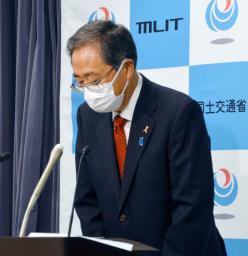 <p>　資産報告書を訂正したことについて記者会見で陳謝する斉藤国交相＝５日午前、国交省</p>