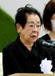 <p>　長崎原爆犠牲者慰霊平和祈念式典で、「平和への誓い」を読み上げる岡信子さん＝８月９日、長崎市の平和公園</p>
