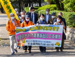 <p>　年金減額訴訟の控訴審判決で、広島高裁に向かう原告ら＝５日午後</p>