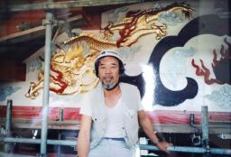 <p>　首里城の復元に携わった彫刻家の今英男さん＝１９９２年ごろ、那覇市（遺族提供）</p>