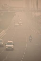 <p>　５日、インド・ニューデリーで大気汚染が悪化し、前照灯を使う車やバイク（共同）</p>