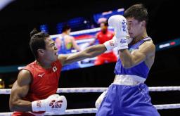 <p>　ウエルター級準決勝でアブライハン・ジュスポフ（右）にパンチを放つ岡沢セオン＝４日、ベオグラード（ゲッティ＝共同）</p>