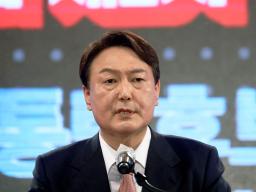 <p>　韓国の保守系最大野党「国民の力」の大統領選公認候補に決まり、演説する尹錫悦前検事総長＝５日、ソウル（共同）</p>
