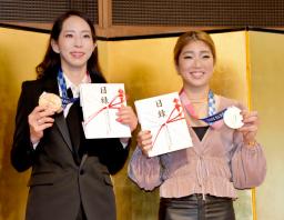 <p>　日本山岳・スポーツクライミング協会から表彰された、野中生萌（右）と野口啓代さん＝５日、東京都千代田区</p>