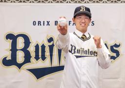 <p>　オリックスへの入団が決まり、ポーズをとる東北福祉大の椋木蓮投手＝５日、仙台市　</p>