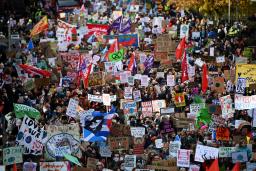 <p>　５日、ＣＯＰ２６開催中の英グラスゴーで、抗議の行進に加わる人々（ゲッティ＝共同）</p>