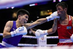 <p>　ボクシングの男子世界選手権バンタム級決勝で、カザフスタンのマフムド・サビルカン（右）を攻める坪井智也＝５日、ベオグラード（ゲッティ＝共同）</p>