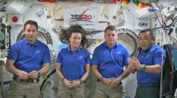 <p>　国際宇宙ステーションと地上をつないで記者会見する星出彰彦飛行士（右端）ら（ＮＡＳＡテレビから）</p>