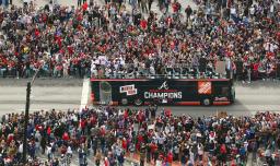 <p>　優勝パレードでファンの祝福を受けるブレーブスの選手ら＝５日、アトランタ（アトランタ・ジャーナル・コンスティテューション紙提供・ＡＰ＝共同）</p>