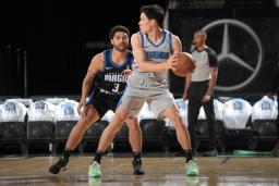 <p>　マジック戦でプレーするレジェンズの馬場雄大（手前）＝５日、米フロリダ州レークランド（ＮＢＡＥ提供・ゲッティ＝共同）</p>