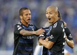 <p>　横浜Ｍ―ＦＣ東京　前半、先制ゴールを決め、喜ぶ横浜Ｍ・前田（右）＝日産スタジアム</p>