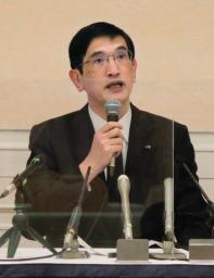 <p>　脱線事故遺族らへの説明会を終え、記者会見するＪＲ西日本の長谷川一明社長＝６日午後、兵庫県伊丹市</p>