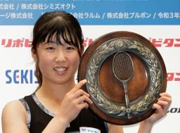 <p>　女子シングルスで優勝し、表彰式で笑顔を見せる川村茉那＝ブルボンビーンズドーム</p>