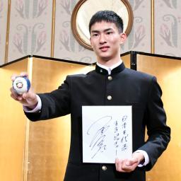 <p>　日本ハムへの入団が決まり、ポーズをとる天理高の達孝太投手＝６日、大阪市</p>