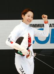 <p>　女子エペで優勝し、ガッツポーズする佐藤希望＝六本木ヒルズアリーナ</p>