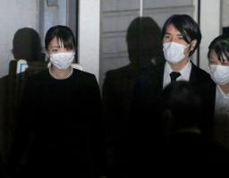 <p>　死去した川嶋辰彦さんの家族葬の参列を終えた小室眞子さんと夫の圭さん＝６日夜、東京都新宿区</p>