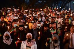 <p>　反政府勢力に殺害されたエチオピア軍兵士らを追悼する軍人や市民ら＝３日、エチオピア・アディスアベバ（ＡＰ＝共同）</p>