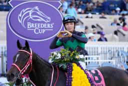 <p>　ＢＣフィリー＆メアターフで優勝し、手でハート型をつくる鞍上の川田将雅騎手とラヴズオンリーユー＝６日、米カリフォルニア州デルマー（ＡＰ＝共同）</p>