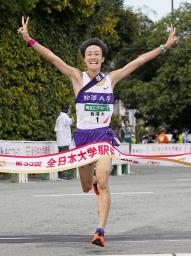 <p>　１位でゴールする駒大のアンカー・花尾恭輔＝伊勢神宮</p>