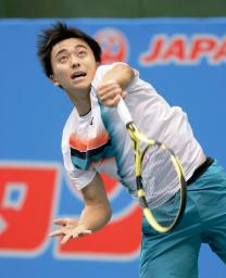 <p>　男子シングルス決勝でサーブを放つ清水悠太＝ブルボンビーンズドーム</p>